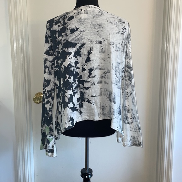 ANTHROPOLOGIE AKEMI + KIN long sleeved asymmetrical T-shirt with flared sleeves. - Picture 3 of 16